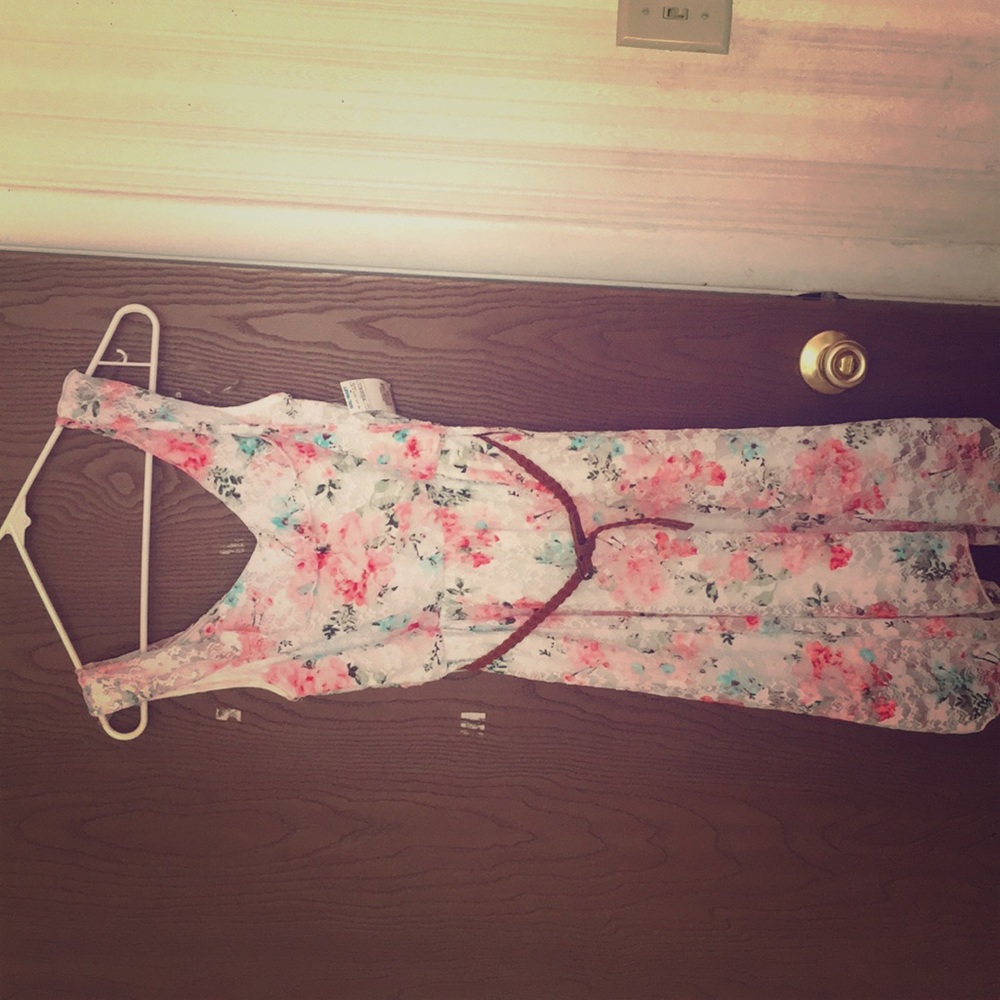 Lace dress with belt